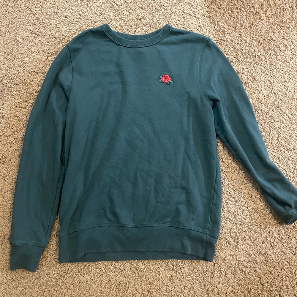 Green H&M crewneck sweatshirt with rose embroidery